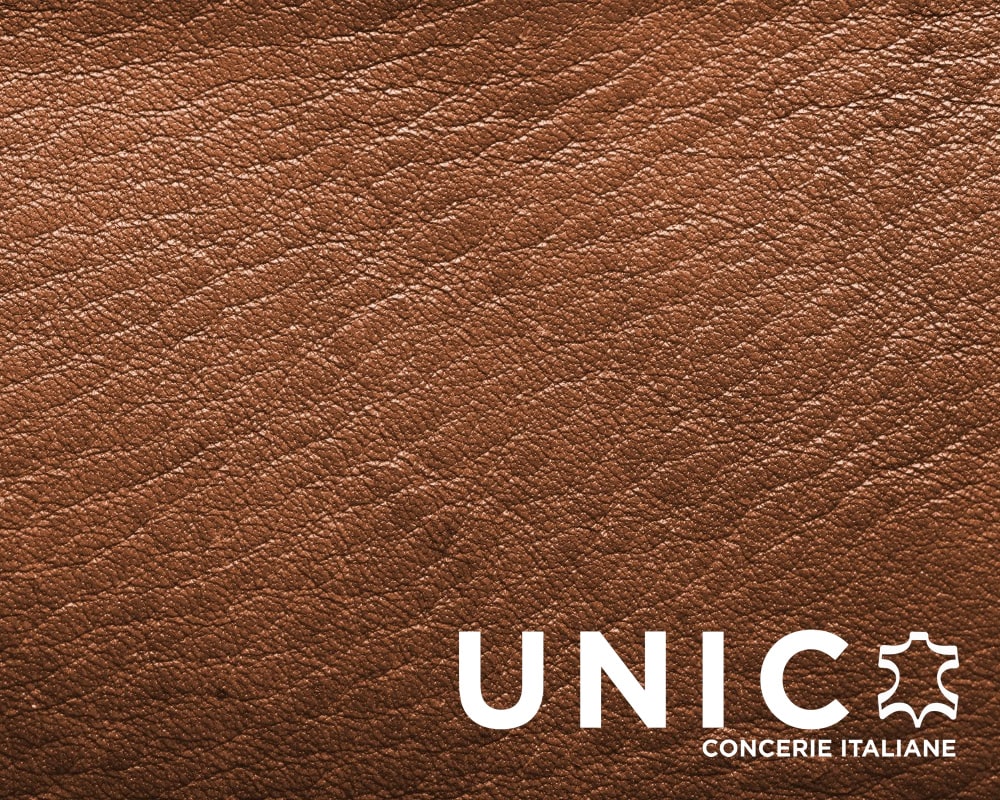 Dettaglio venature e imperfezioni vera pelle con logo UNIC Concerie