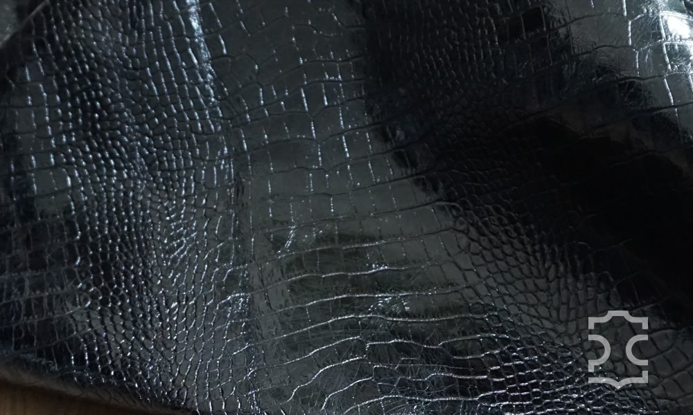 Pelle nera con stampa di Coccodrillo