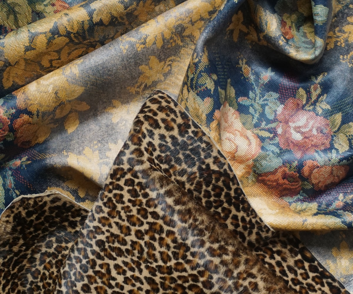 2 tranci di pelle con stampa a fiori e animalier