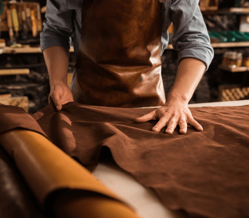 Lavorazione Pelle di Vacchetta. Taglio e stiratura per realizzazione articoli di pelletteria