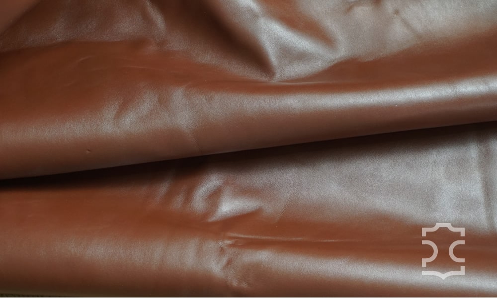 Pelle verniciata in colore marrone, liscia ed elegante