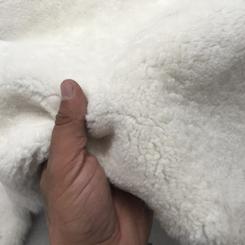 Pelle ovina in colore bianco morbida scamosciata