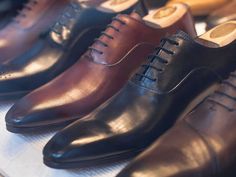 scarpe di pelle nere e marroni per uomo